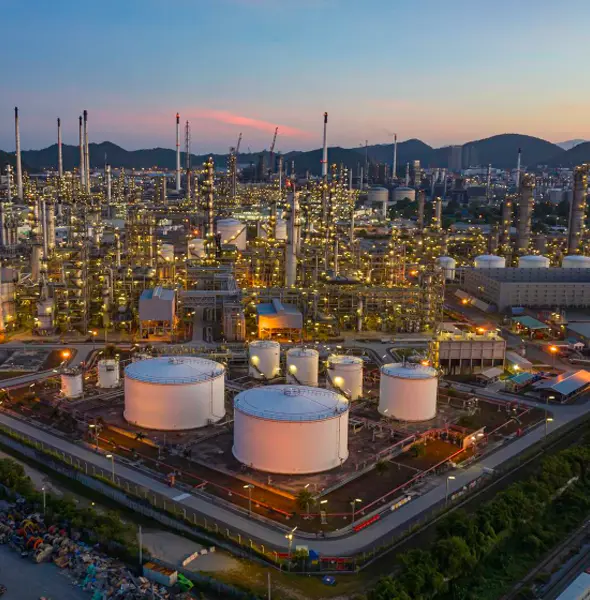 Vista de refinaria com torres de processo